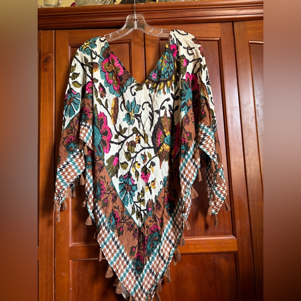 Lightweight Floral Patterned Poncho‎ with Tassels #1580